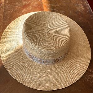 Lack of color straw hat